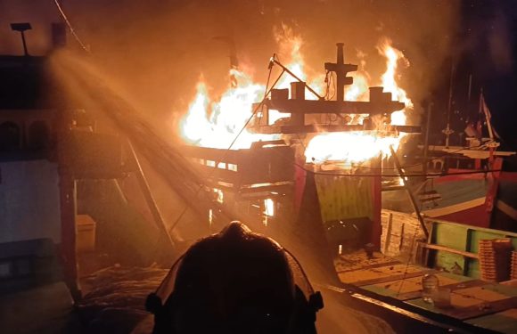 Kapal Terbakar, Damkar Rembang Sigap Supaya Api Tidak Menjalar (TKP Pelabuhan Tasikagung)