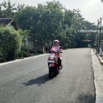 Warga melintas di jalan Landoh – Seren, yang sudah mulus, Senin (04/05).