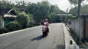Warga melintas di jalan Landoh – Seren, yang sudah mulus, Senin (04/05).