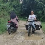 Warga melintas di jalan menuju Dusun Tlogo, Desa Karangasem, Kecamatan Bulu yang rusak parah.
