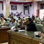 Pemilik kafe karaoke mendatangi gedung DPRD Rembang, Rabu siang (06 Mei 2026), untuk audiensi menyampaikan keluh kesah mereka.