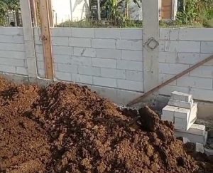 KDMP Desa Karangasem Kecamatan Bulu membutuhkan tanah urukan sangat banyak. Tampak Kades Karangasem, Rosidi harus turun tangan sendiri menjadi sopir dump truk mengangkut tanah uruk.