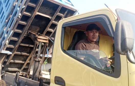 Anggaran Pengurukan KDMP Belum Jelas, Kades Jadi Sopir Dump Truk Angkut Tanah Uruk