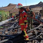Kebakaran meludeskan 1 rumah warga di Desa Pragen, Kecamatan Pamotan, Jum'at pagi (08/05).