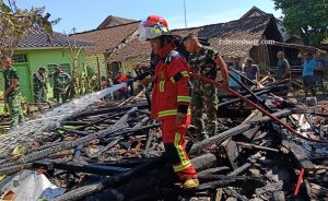 Kebakaran meludeskan 1 rumah warga di Desa Pragen, Kecamatan Pamotan, Jum'at pagi (08/05).
