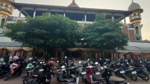 Masjid Lasem dipenuhi para Jemaah, mengikuti Haul Mbah Sambu, Mbah Srimpet dan Masyayikh Lasem, Minggu sore (31/05).