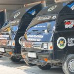 Deretan mobil yang mendistribusikan MBG terparkir, seiring penghentian sementara operasional SPPG.