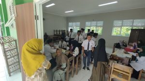 Orang tua/wali murid dihadirkan saat ujian praktik siswa di MTs N 4 Rembang (Sumber), hari Selasa (19 Mei 2026).