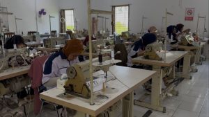 Suasana pelatihan menjahit di BLK Rembang.