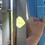Dua terduga pelaku membobol sebuah warung. Modus operandi pelaku, merusak kunci pintu bagian belakang.