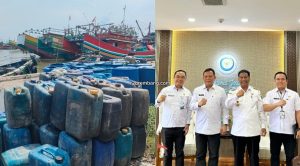Tumpukan jirigen kosong di Pelabuhan Tasikagung, karena nelayan tidak bisa membeli solar. Bupati Rembang, Harno meneruskan keluhan nelayan kepada Kementerian Kelautan Dan Perikanan (KKP).