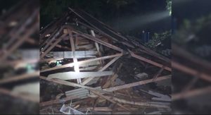 Kandang ternak roboh, saat bencana angin kencang di Dusun Sangkrah Desa Logede Kecamatan Sumber, Senin malam (25/05).