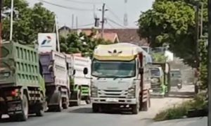 Truk-truk tambang memadati jalur Tahunan – Mrayun – Sale. Pemandangan seperti ini terjadi hampir setiap hari.