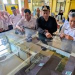 Bupati Rembang, Harno bersama Kepala Dinas Kesehatan, Ali Syafi'i, saat meninjau Puskesmas Kraan II, Rabu (06/05).