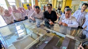 Bupati Rembang, Harno bersama Kepala Dinas Kesehatan, Ali Syafi'i, saat meninjau Puskesmas Kraan II, Rabu (06/05).
