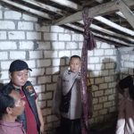 Polisi bersama tim medis di TKP gantung diri, Desa Bajingjowo Kecamatan Sarang, Jum’at malam (05/06).