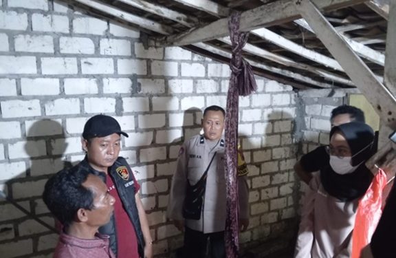 Usai Cek Cok Dengan Isteri, Sang Suami Ditemukan Gantung Diri