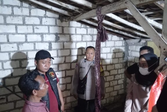 Usai Cek Cok Dengan Isteri, Sang Suami Ditemukan Gantung Diri