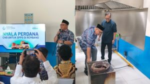 Wakil Bupati Rembang, Moch. Hanies Cholil Barro’ didampingi Direktur PT. RME, Rizal Wijaya hadir dalam kegiatan “Nyala Perdana CNG” di SPPG Dorokandang, Senin siang (01 Juni 2026).