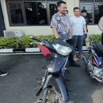 Pihak Polres Rembang menunjukkan sepeda motor sebagai sarana aksi dan motor hasil curian dengan TKP Desa Jatimudo, Kecamatan Sulang.