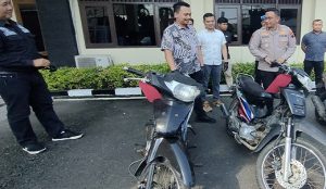 Pihak Polres Rembang menunjukkan sepeda motor sebagai sarana aksi dan motor hasil curian dengan TKP Desa Jatimudo, Kecamatan Sulang.