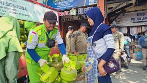 Operasi pasar gas LPG 3 Kg di depan Pasar Rembang, Senin (08 Juni 2026).