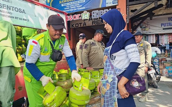 Berapa Harganya ?? Saat Pemkab Rembang Gelar Operasi Pasar Gas LPG 3 Kg