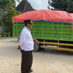 Bupati Rembang, Harno saat mengecek kondisi jalur truk tambang Tahunan - Mrayun - Sale, belum lama ini. Bupati memerintahkan truk tambang dapat dialihkan ke jalur lain, supaya tidak terlalu mengganggu masyarakat.