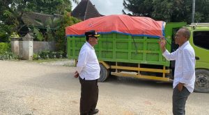 Bupati Rembang, Harno saat mengecek kondisi jalur truk tambang Tahunan - Mrayun - Sale, belum lama ini. Bupati memerintahkan truk tambang dapat dialihkan ke jalur lain, supaya tidak terlalu mengganggu masyarakat.