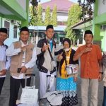 Jemaah haji kakak beradik warga Desa Sukoharjo, Rembang, mendarat di tanah air, Senin (22/06).