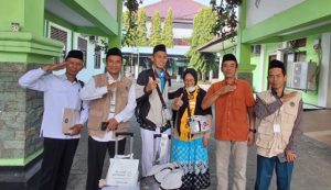 Jemaah haji kakak beradik warga Desa Sukoharjo, Rembang, mendarat di tanah air, Senin (22/06).