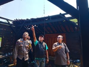 Aparat Polsek Sarang berada di TKP kebakaran, Desa Jambangan Kecamatan Sarang, Minggu (07 Juni 2026).