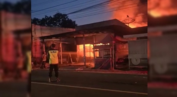 Dugaan Penyebab Kebakaran Toko Onderdil Sulang, Suara Ledakan Berulang Kali