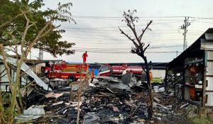 Kebakaran warung dan kios di depan pabrik sepatu Rembang, Senin sore.