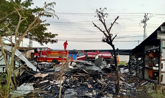 Dugaan Pemicu Kebakaran Di Depan Pabrik Sepatu Rembang, Tiga Warung Dilalap Si Jago Merah