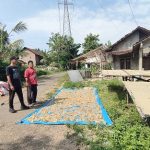 Wartawan R2B, Musyafa Musa berbincang dengan salah satu pembuat kerupuk di Dusun Sumurboto Desa Jukung, Kecamatan Bulu, Taslim.