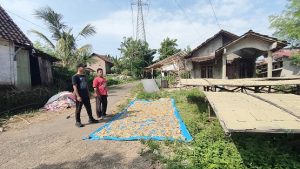 Wartawan R2B, Musyafa Musa berbincang dengan salah satu pembuat kerupuk di Dusun Sumurboto Desa Jukung, Kecamatan Bulu, Taslim.