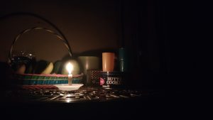 Warga Desa Mondoteko, Rembang, Kamis petang (11/06), menyalakan lilin, karena listrik padam.