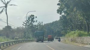 Deretan lampu penerangan jalan umum (LPJU) di wilayah Kecamatan Bulu, Kabupaten Rembang.