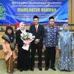 Mamluatur Rahmah bersama ibunda dan keluarganya. Ia kini menyandang gelar Doktor, sebuah pencapaian yang tidak pernah disangka-sangka sebelumnya.