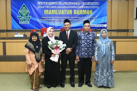 Anak Buruh Pembuat Terasi, Raih Gelar Doktor (Keringat Sang Ibu Menjadi Pemacu Semangat)