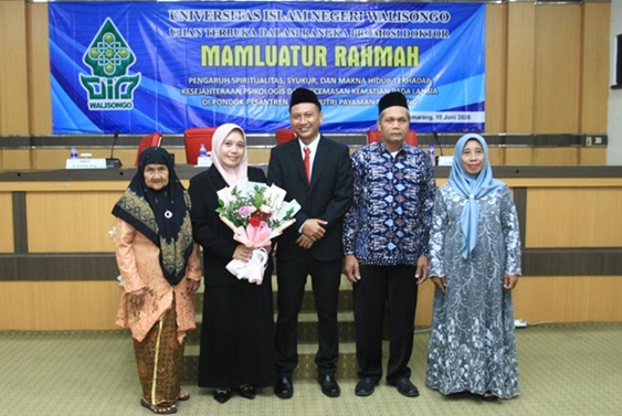 Anak Buruh Pembuat Terasi, Raih Gelar Doktor (Keringat Sang Ibu Menjadi Pemacu Semangat)