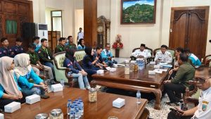 Bupati Rembang, Harno menerima kunjungan perwakilan serikat pekerja dari pabrik sepatu PT. PWI, Rabu (24/06).