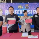 Pihak Polres Rembang, Senin pagi (30/06) menunjukkan barang bukti terungkapnya kasus pembobolan rumah di Desa Sumurtawang, Kecamatan Kragan, berupa HP dan kemasan kardus (dusbook).