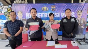Pihak Polres Rembang, Senin pagi (30/06) menunjukkan barang bukti terungkapnya kasus pembobolan rumah di Desa Sumurtawang, Kecamatan Kragan, berupa HP dan kemasan kardus (dusbook).
