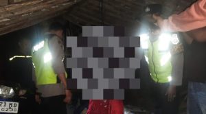 Suasana TKP gantung diri di Desa Seren, Kecamatan Sulang. Aparat Polsek Sulang menggelar olah TKP.