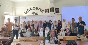 Foto bareng seusai Kelas Jurnalistik di kampus STAI Al-Hidayat Lasem, Kamis (04 Juni 2026). Tampak Ketua Yayasan Kauman Lasem, KH. Zaim Ahmad Ma’soem menyerahkan buku kepada mahasiswi Universitas Pancasila Jakarta.