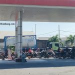 Antrian pembelian Pertalite di SPBU Ngotet, Rembang. Sedangkan Pertamax tampak sepi.