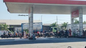 Antrian pembelian Pertalite di SPBU Ngotet, Rembang. Sedangkan Pertamax tampak sepi.
