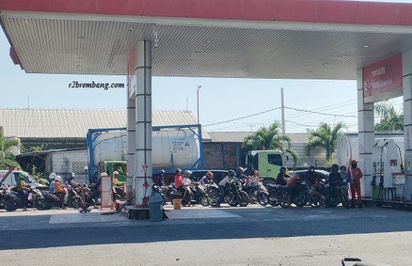 Kian Panjangnya Antrian, Menguji Kesabaran (Dinas Perdagangan Sebut Perbedaan Harga Cukup Tinggi)
